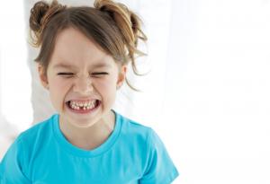 Нормално ли е скърцането със зъби при децата