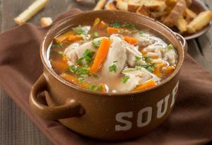 Пилешката супа е лек от хиляди години. Но защо?