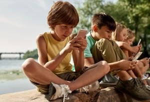 Забраната на смартфоните в училище подобрява концентрацията