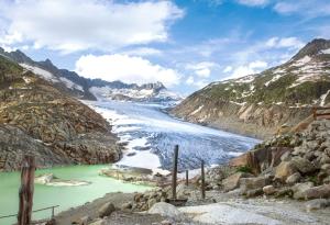 Ледниците в Швейцария заприличват на швейцарско сирене заради изменението на климата