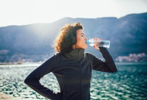 Бутилираната вода е пълна с до 100 пъти повече микропластмаса от очакваното