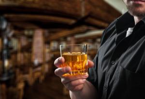 Виц: В нощен бар се срещат лекар и пациент