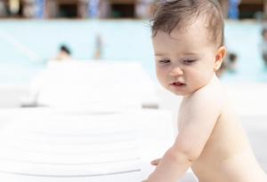 Правилно ли е малките деца да бъдат напълно голи на плажа