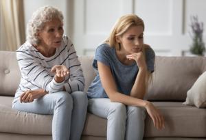 Виц: През деня лае, през нощта плува. Що е то?