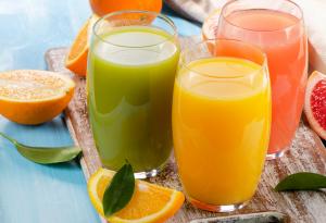 Чистият плодов сок може да е свързан с напълняване при децата