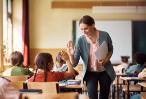 Виц:  Иванчо, ти защо винаги сядаш на последния чин?