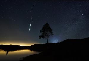 Персеидите – най-впечатляващият летен метеорен поток – достига своя максмиум тази вечер
