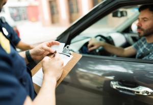 Виц: Катаджия спира кола с тъща