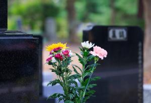 Виц: Надгробната плоча на съпруга