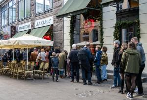 Виц: Разговор пред баничарницата