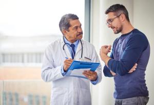 Виц: Докторе, имам чувството, че ме преследват!