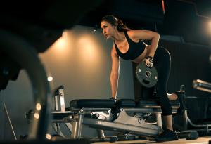 Виц: Мъж се прибира и вижда жена си да тренира