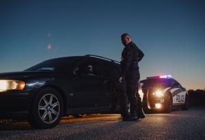 Виц: Днес ме спира полицай и вика "Какво ще правим сега?"