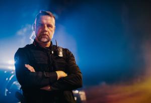 Виц: Момченце отваря вратата и вижда полицай