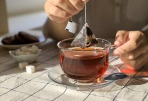 Пакетчетата за чай освобождават милиони частици микропластмаса, които навлизат в клетките на червата