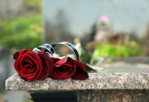 Виц: Нека някой да каже добри думи за покойника