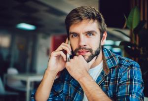 Виц: Мъж под чехъл говори с мама по телефона