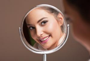 Виц: Огледалце, огледалце, коя е най-красивата на земята?