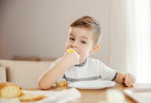 5 храни, богати на здравословни мазнини, които да включите в менюто на детето