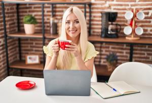 Виц: Блондинка в сайт за запознанства