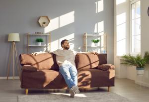 Виц: Пак лежиш на дивана в хола