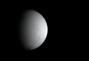 Енцелад, леденият спътник на Сатурн, може да поддържа океан, годен за живот