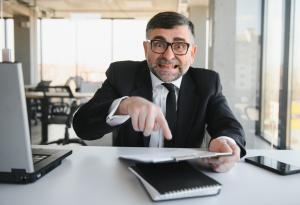 Виц: Иванов, кой от нас е глупак, аз или ти?! 