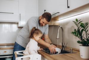 Виц: Дете пита баща си, който мие чиниите