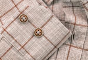 Защо мъжките и дамските ризи се закопчават в различни посоки?