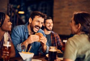 Виц: На колко години сте?