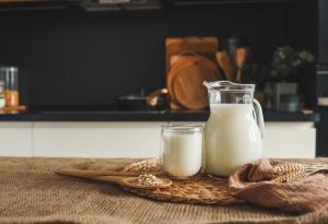 Кои са основните ползи от прясното мляко?