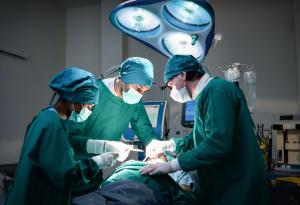 Как един обикновен „хлабав възел“ може да помогне на хирурзите да извършват съвършения шев