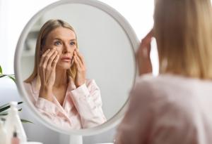 Виц: Надпис на огледалото сутрин