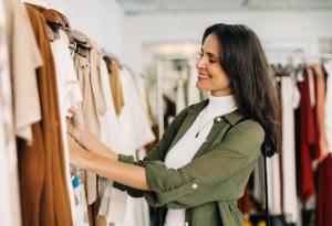 Български моден бранд създава нови дрехи и аксесоари от преизползвани облекла
