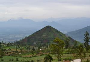 Гигантската пирамида Гунунг Паданг, построена в тази планина в Индонезия, може да е най-старата в света