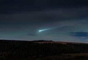 Средно годишно около 25 000 - 30 000 космически тела навлизат в земната атмосфера и при изгарянето оставят огнени следи в небето