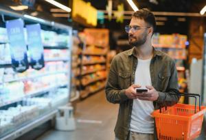 Виц: Мъж в магазина търси щастието