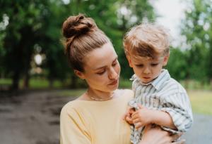 Виц: Не ме целувай пред градината, че имам гадже