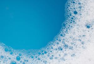 Екологичен перилен препарат от дърво и царевица – иновация в почистването