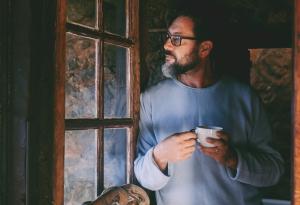 Виц: Поканих я на кафе