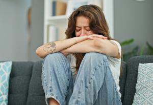 Виц: Изнасят дивана от кабинета на директора