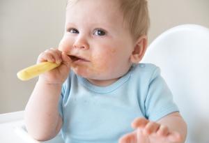 Бебето започва да яде твърди храни