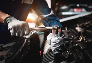 Виц: Жена при автомонтьора