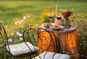 Оказва се, че цветята на масата променят вкуса на виното