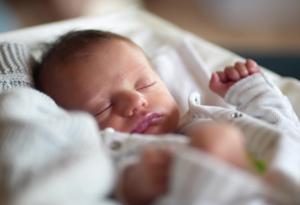 Звуците, които бебето издава в съня си