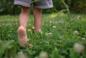 7 причини да оставите децата да ходят боси