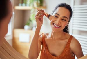 Виц: Тя се гримира и отиде при съседа за сол