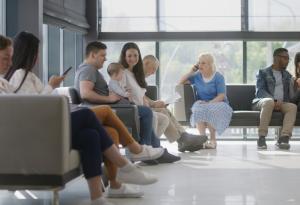 Виц: Да влезе човекът, който чакаше за превръзка!