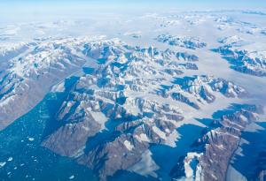 Учени разкриха как се е свивала ледената шапка на Гренландия през изминалите 40 години 