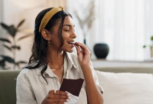 Виц: Защо шоколадовите бонбони са в тези шумящи опаковки? 